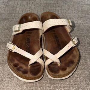 Birkenstock Cream White Toe-Loop Sandals with Adjustable Straps